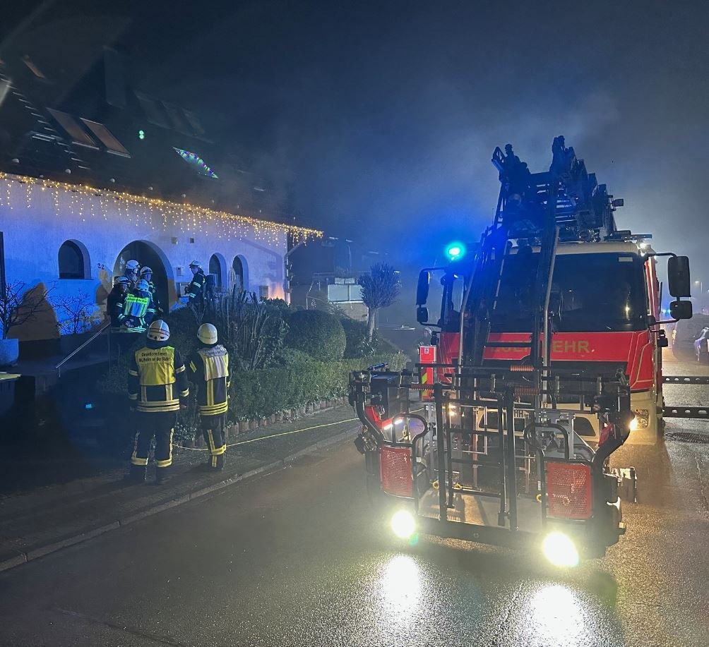 Kellerbrand in Winkhausen: Feuerwehr Mülheim rettet alle Bewohner!