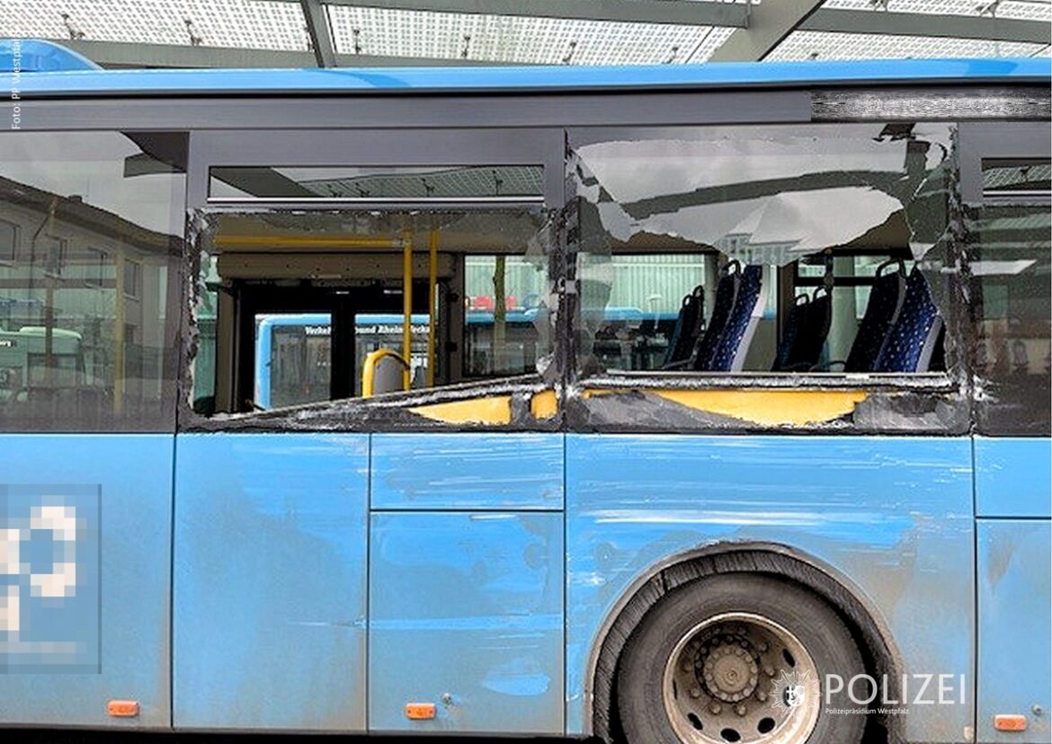 Kollision am Guimaraes-Platz: Zwei Linienbusse im Schadenschaos!