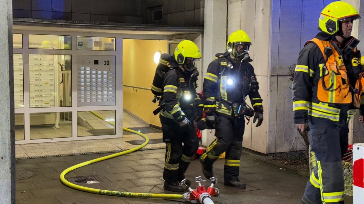 Küchenbrand in Hattersheim: Feuerwehr rettet Bewohner aus Rauchqualm