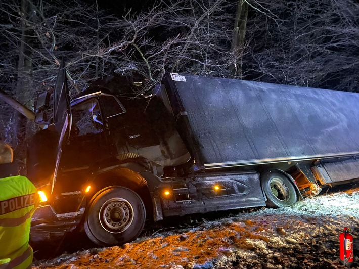 LKW kracht auf B215: Großeinsatz der Feuerwehr in Ahausen!