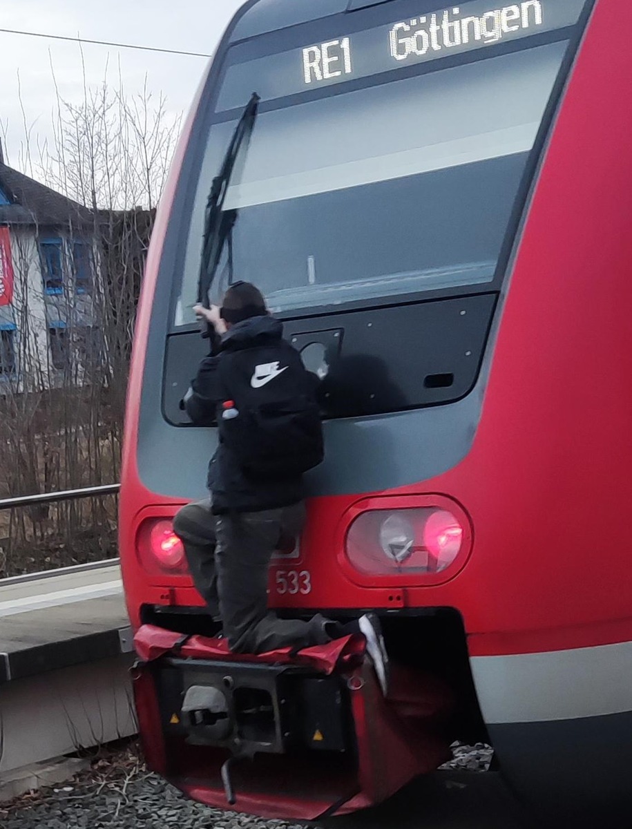 Lebensgefährlicher Vorfall am Bahnhof: Bundespolizei sucht Zeugen!