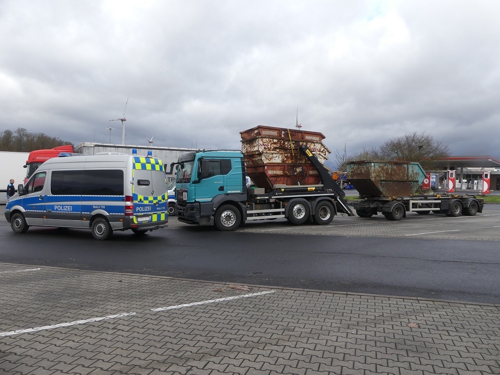 Lkw-Kontrolle auf A5: Überhöhte Ladung sorgt für Polizeieinsatz!