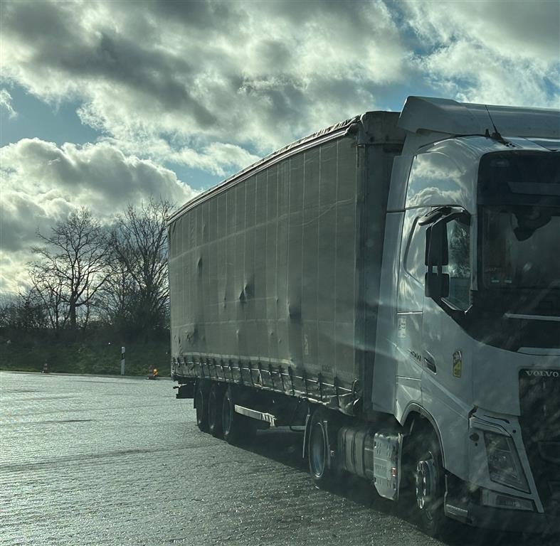 Lkw mit schiefem Ladungsaufbau: Razzia sorgt für Aufsehen auf der BAB 61