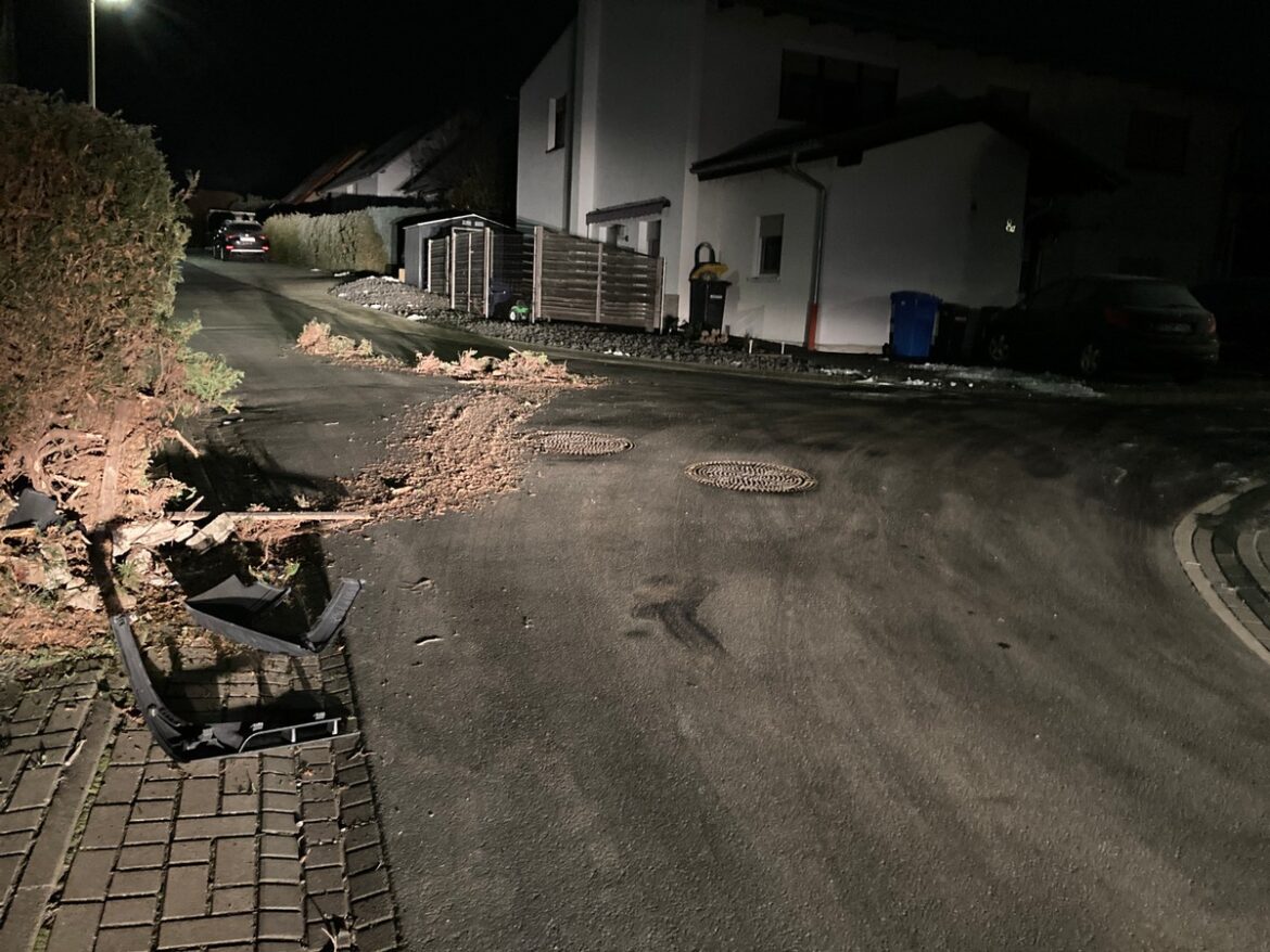 Lkw rammt Hecke: Zeugen gesucht nach nächtlichem Unfall in Stadtallendorf!