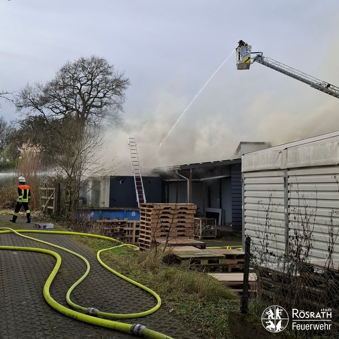 Massive Rauchentwicklung: Großfeuer in Rösrather Gewerbehalle!