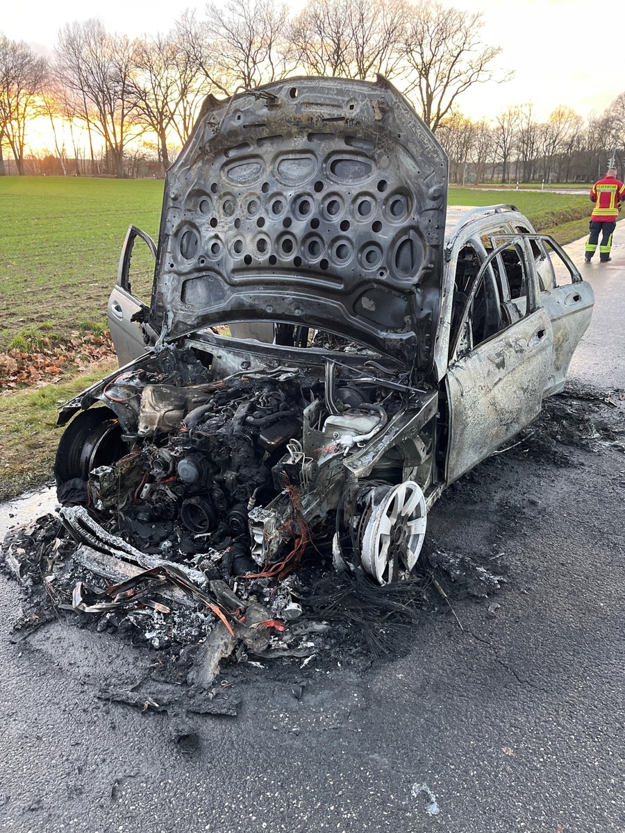 Mercedes PKW brennt auf B5 bei Picher: Fahrer mit Hund gerettet!