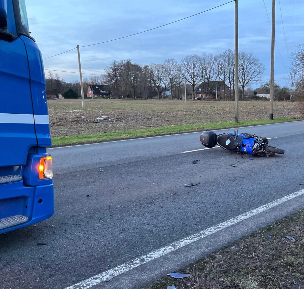 Motorradfahrer schwer verletzt: Dramatischer Unfall auf B525 in Goxel