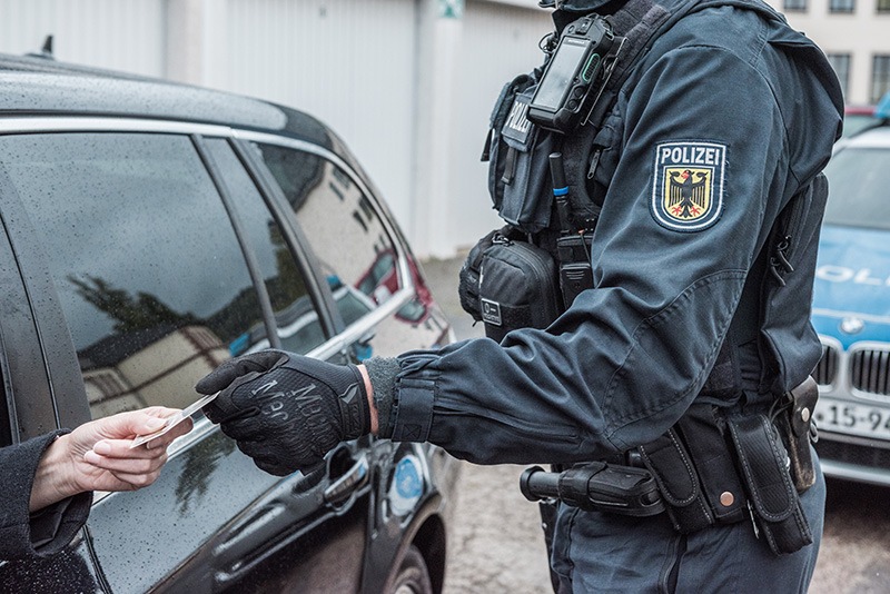 Müder Syrer schnappt sich Schlaf am Steuer: Falscher Führerschein entdeckt!