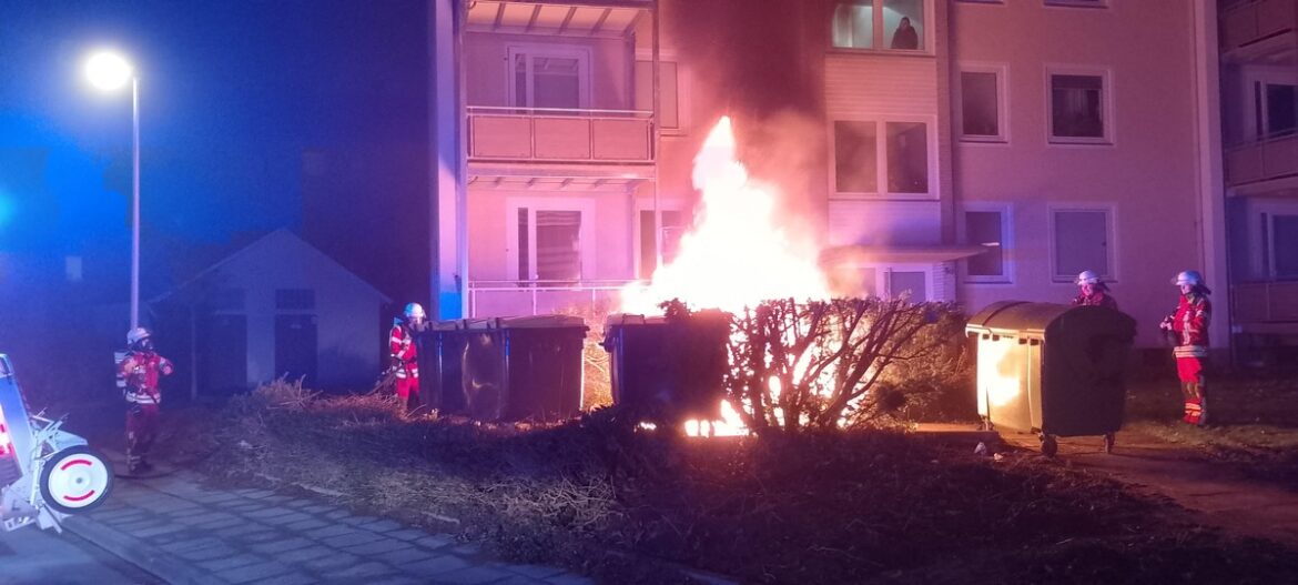 Müllcontainer in Bärenkämpen: Feuerwehr löscht mehrere Brände nachts!