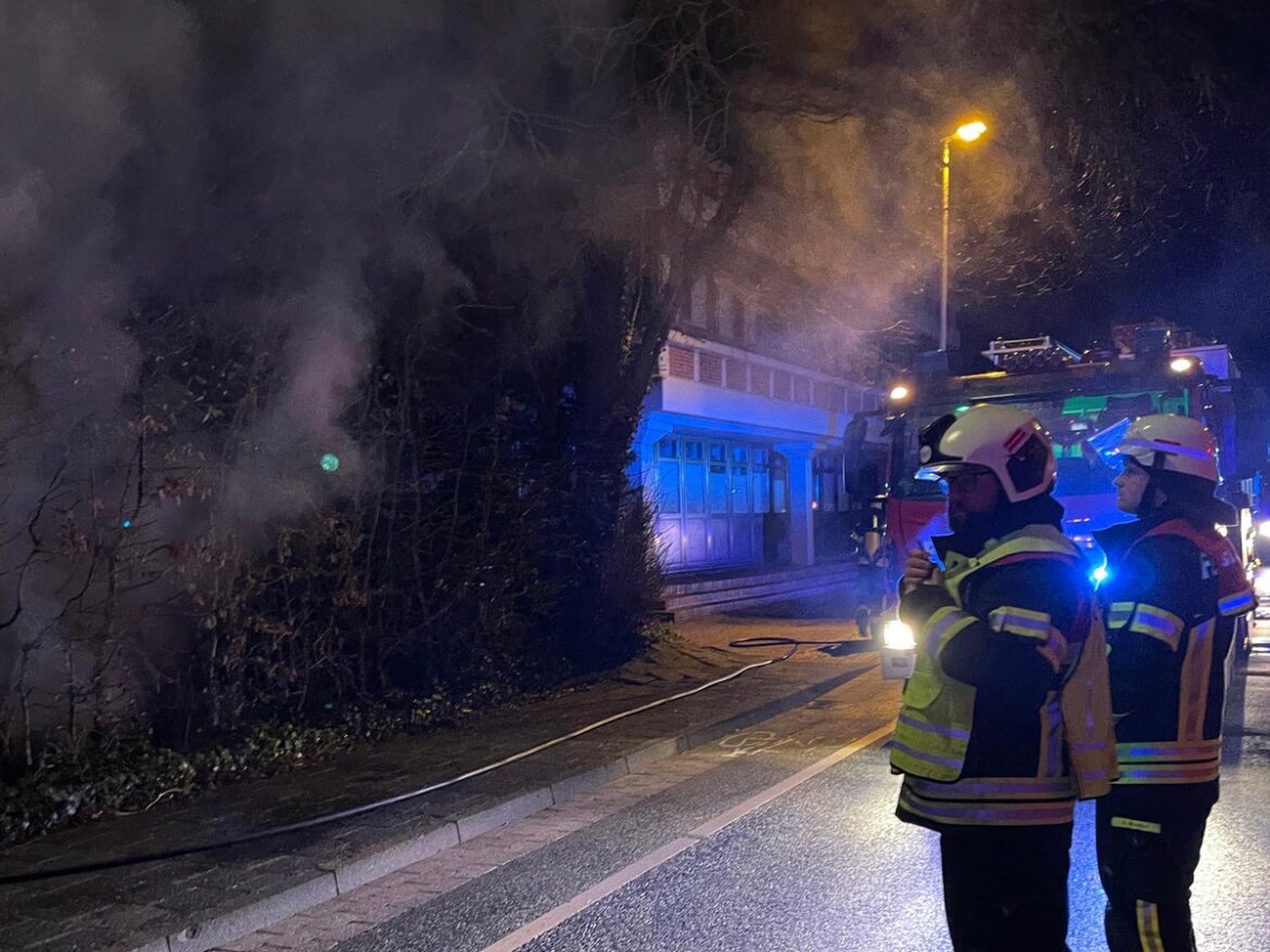 Müllcontainer infernalisch gefeuert: Feuerwehr rettet angrenzende Häuser!