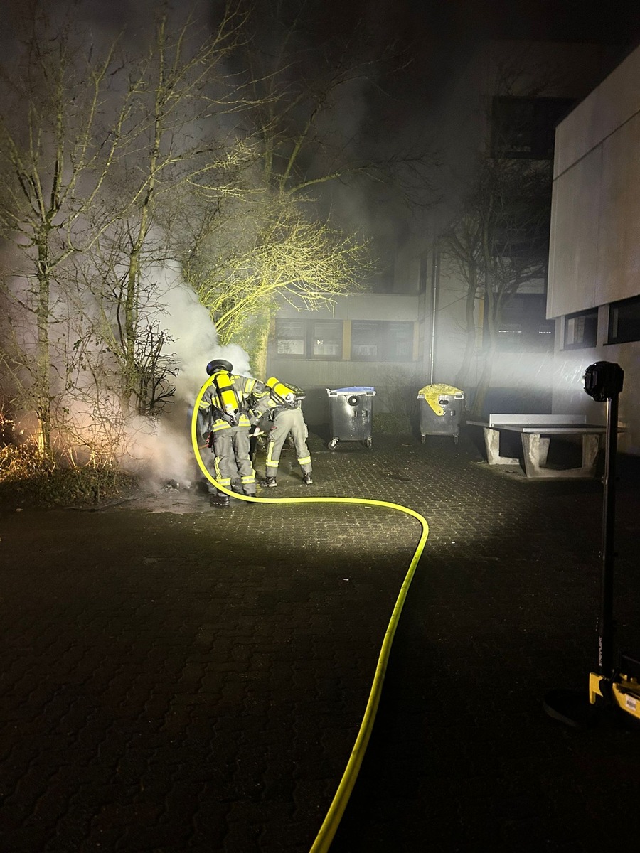 Mülleimer brennt am Anne-Frank-Gymnasium: Feuerwehr im Einsatz!