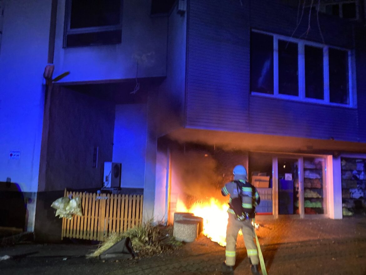 Mülltonnenbrand in Bergisch Gladbach: Feuerwehr verhindert Schlimmeres!