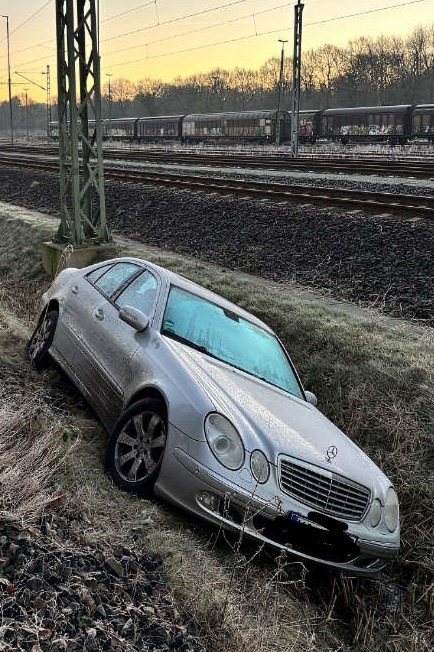 Neugieriger Seniorenfahrer landet mit PKW im Bahngraben in Meimersdorf