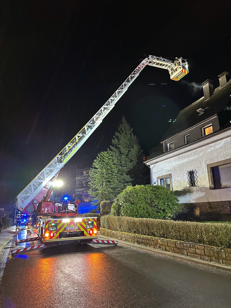 Ölspur und Kaminbrand: Feuerwehr Herdecke im Dauereinsatz!