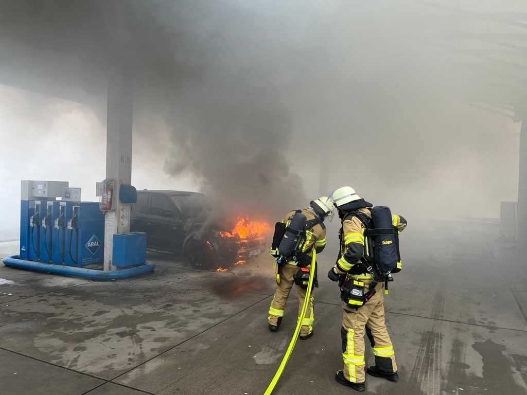 PKW-Brand an Bremerhavener Tankstelle: Feuerwehr rettet den Tag!