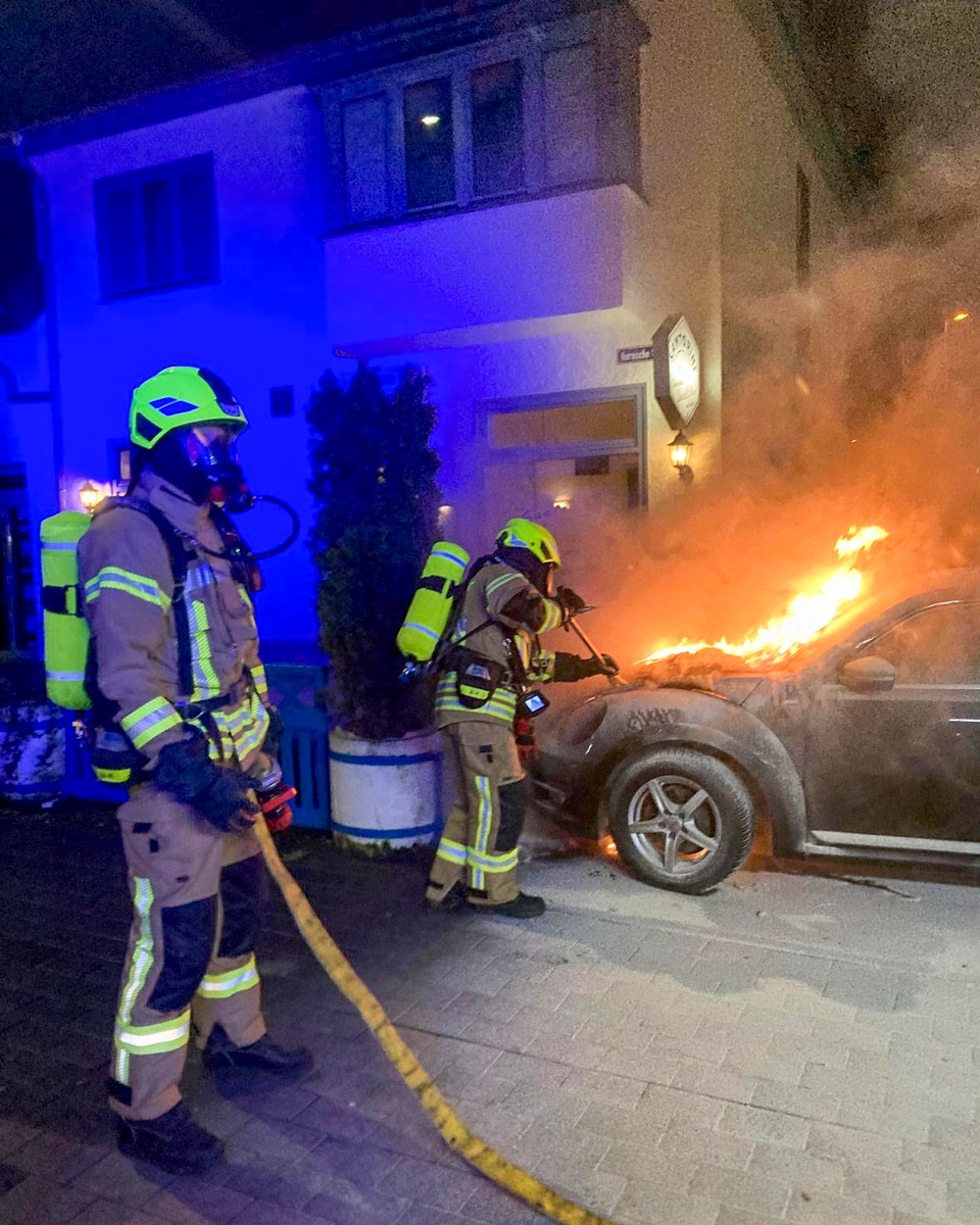 PKW-Brand an der Hornschen Straße: Feuerwehr Detmold im Einsatz!