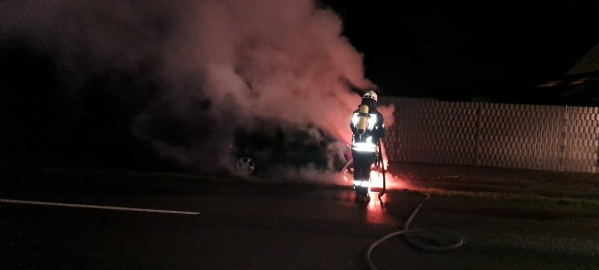 PKW-Brand in Heeslingen: Feuerwehr rettet Auto vor Flammen!