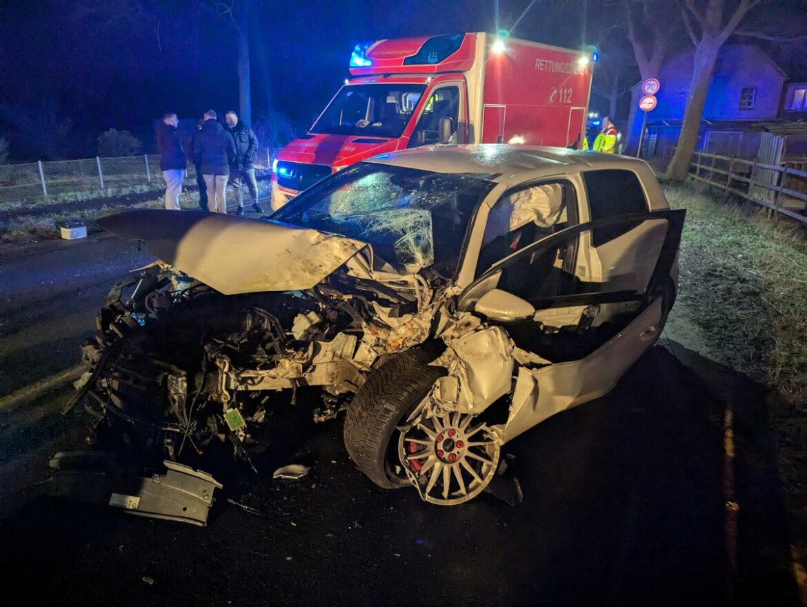 PKW-Unfall in Bedburg-Hau: Fahrer prallt gegen Baum und verletzt sich!