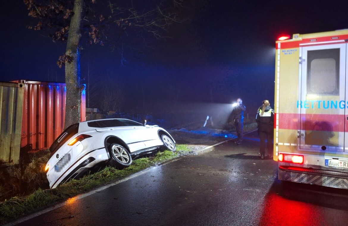 PKW-Unfall in Moordorf: Feuerwehr rettet Fahrer aus Graben!