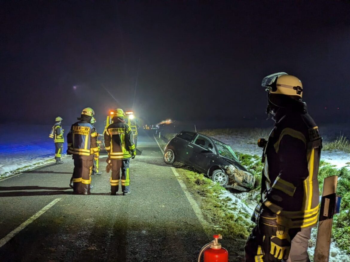 PKW im Graben: Feuerwehr Rettet Fahrerin nach Ausweichmanöver!