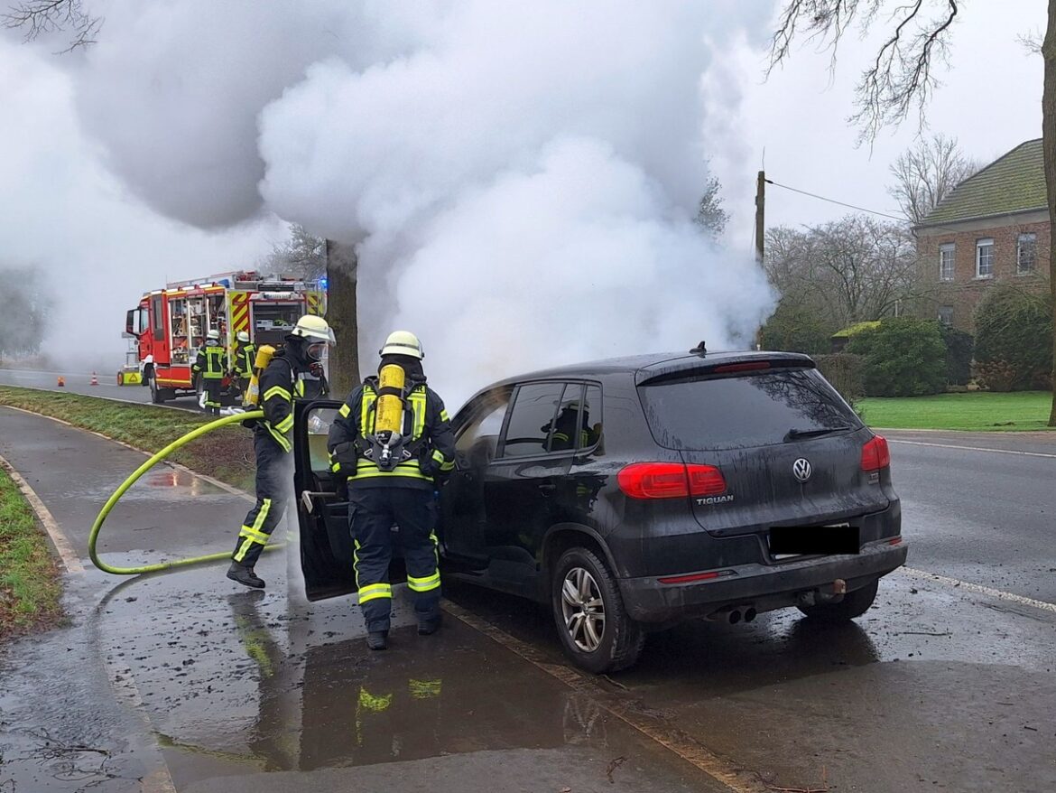 PKW in Flammen: Feuerwehr Sonsbeck rettet Insassen vor dem Inferno!