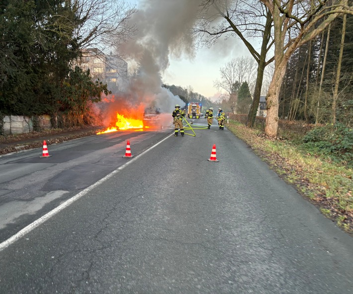 PKW steht in Flammen: Feuerwehr Herdecke im Großeinsatz!