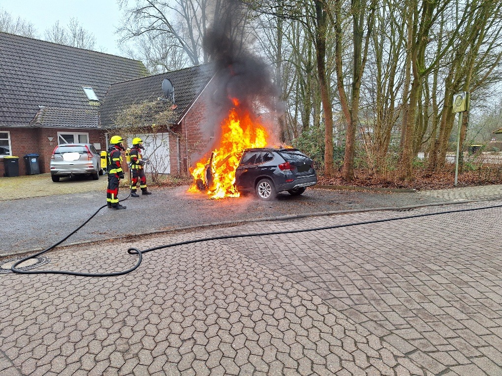 PKW steht in Flammen: Feuerwehr Sottrum rettet Fahrerin vor Schaden!