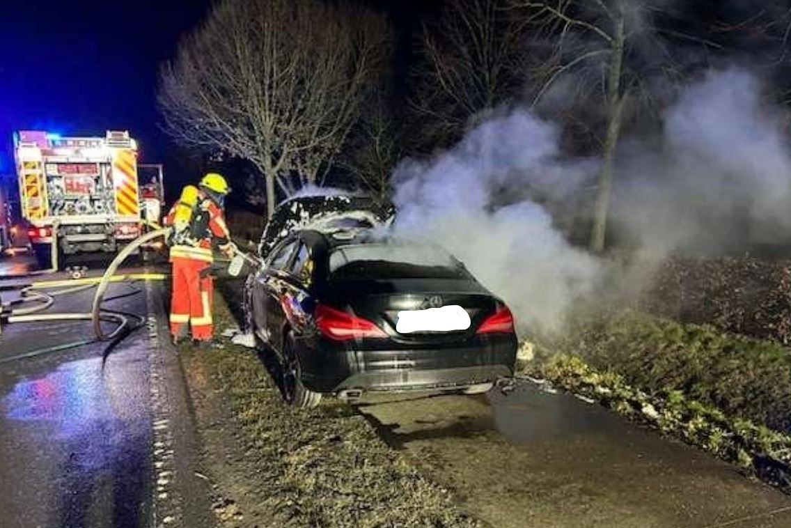 Pkw-Brand auf Kreisstraße 3: Fahrer entkommt Rauchentwicklung knapp!