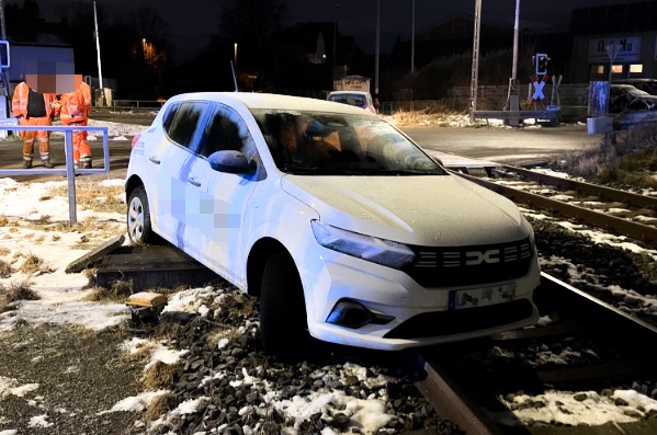 Pkw steckt im Gleisbett fest: Drama am Bahnübergang in Fröndenberg!