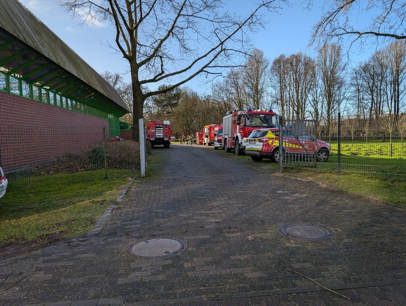 Rauchentwicklung im Schulgebäude: Feuerwehr kämpft gegen Gefahr!