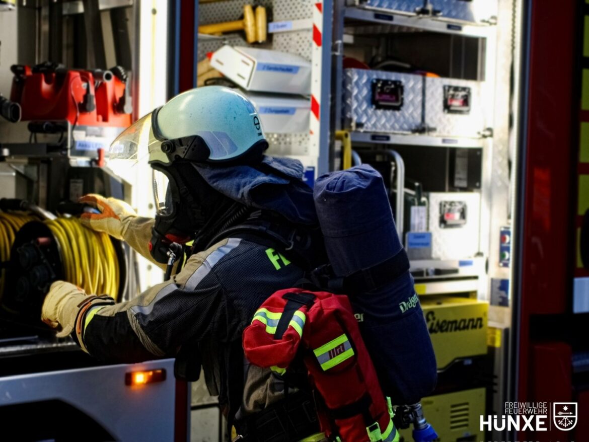 Rauchmelder schlägt Alarm: Feuerwehr Hünxe im Einsatz!