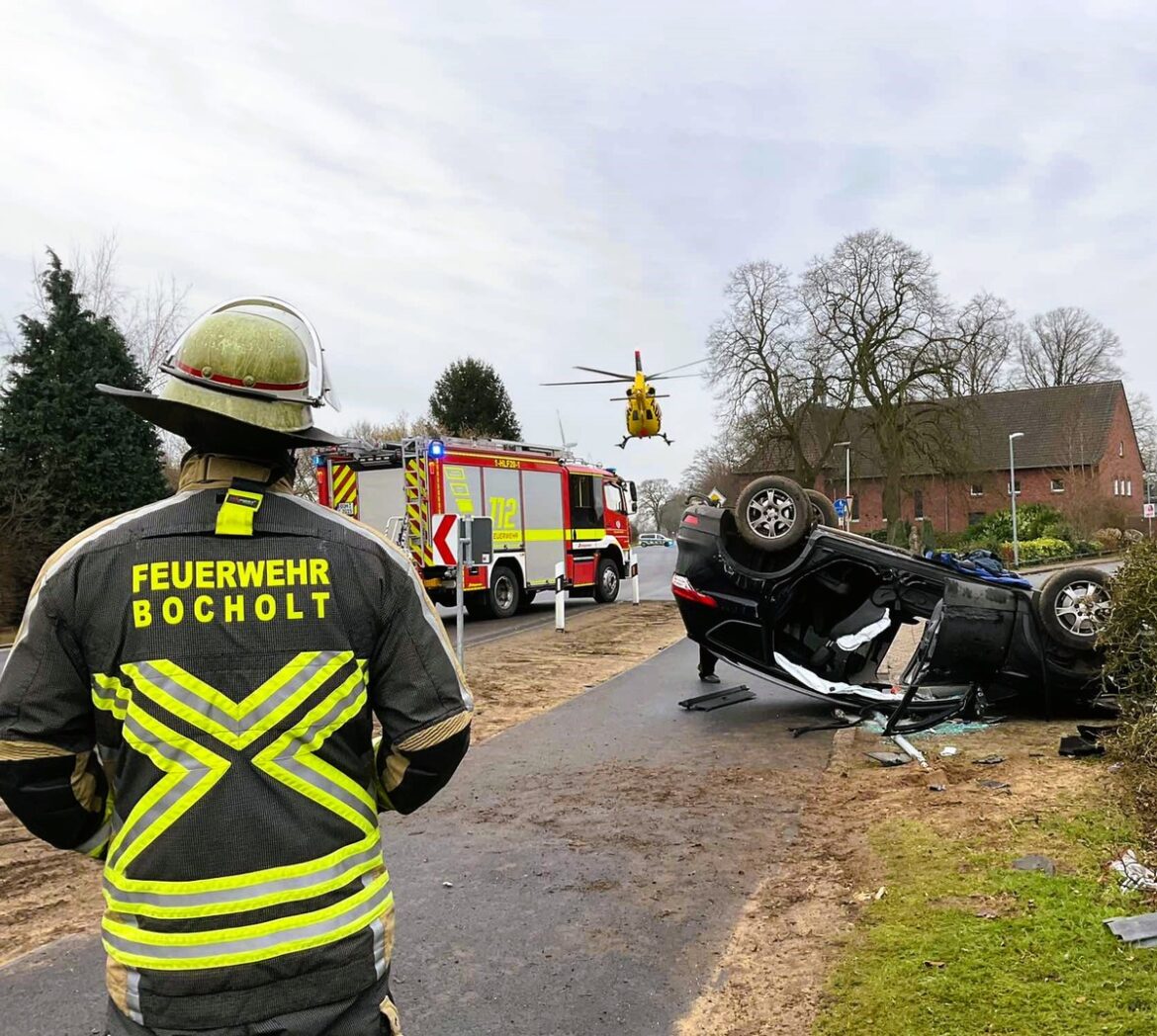 Rettungsaktion in Bocholt: Feuerwehr befreit Fahrer nach Unfall!