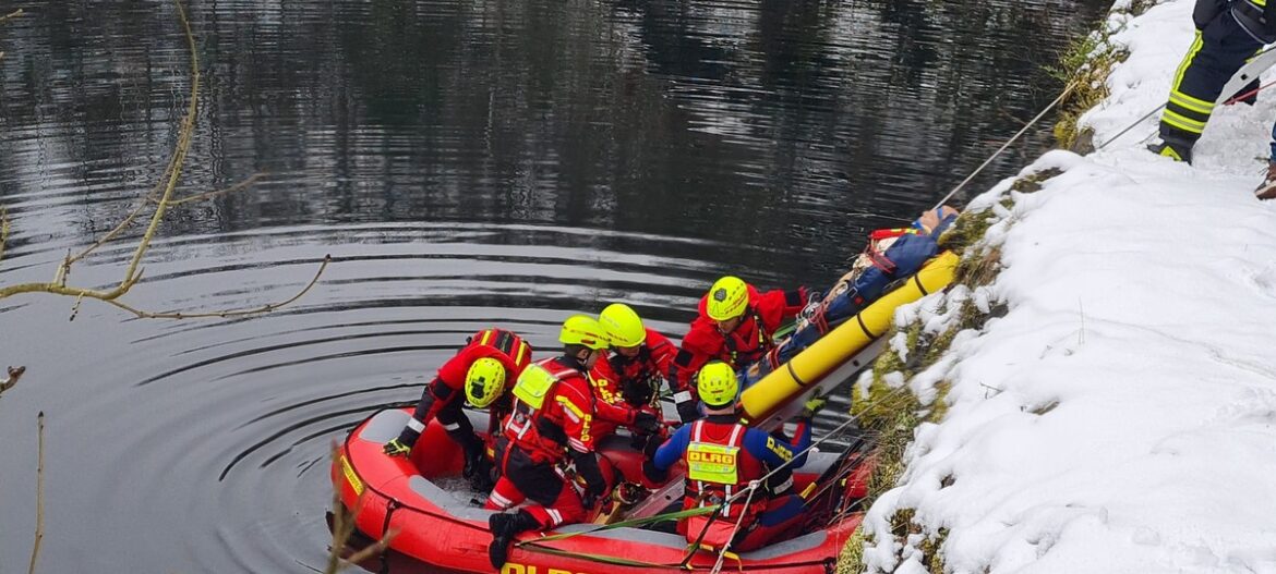 Rettungsübung am Steinbruchsee: Feuerwehr zeigt Teamarbeit im Ernstfall