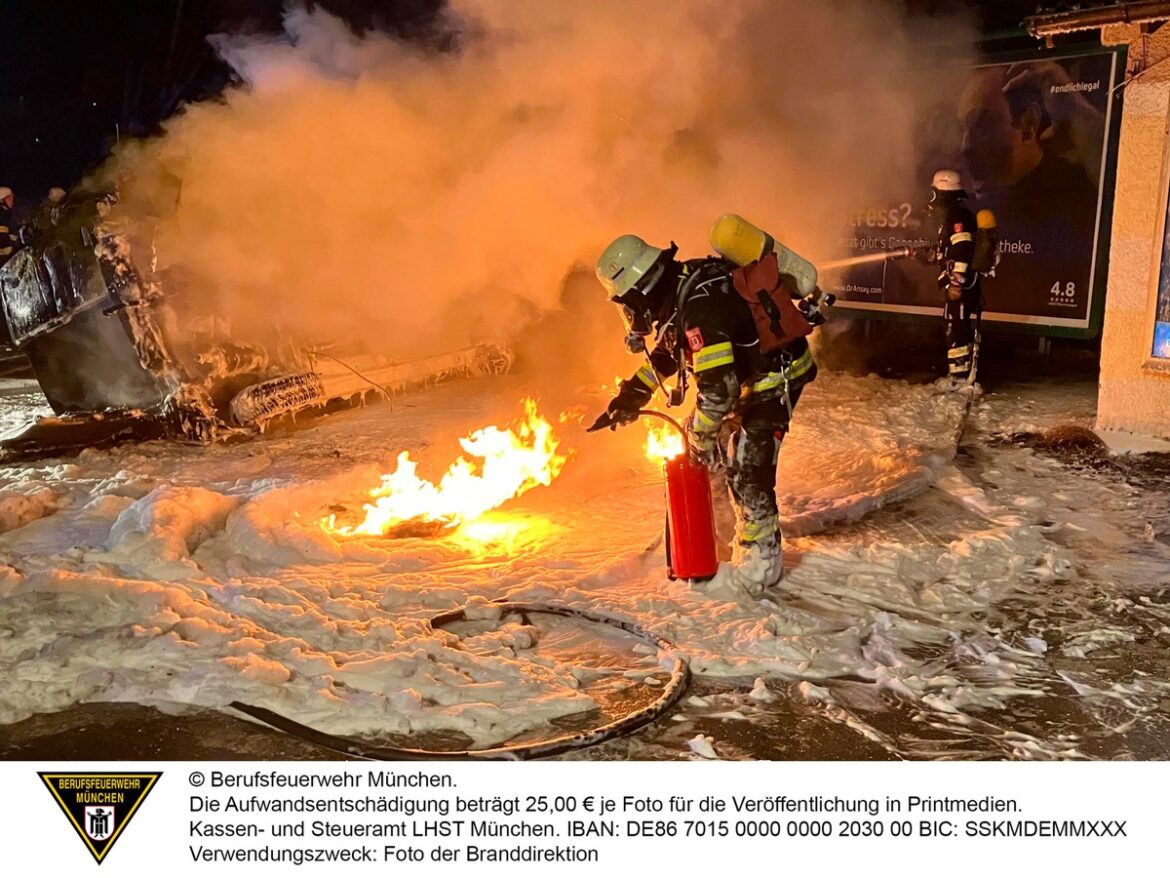 Riesenaufgebot der Feuerwehr: Kleintransporter in Flammen!