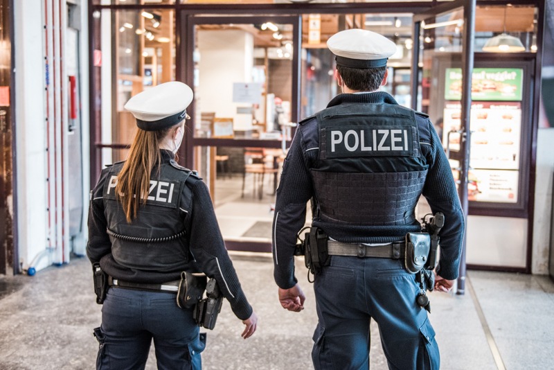 Rollstuhlfahrer rastet am Bahnhof aus: Barhocker gegen Bundespolizei!