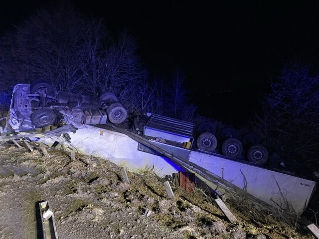 Sattelzug-Unfall auf A3: Fahrer verletzt, Bergung dauert Stunden!