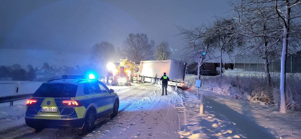 Sattelzug verunglückt auf glatter Fahrbahn – 10.000 Euro Schaden in Uslar!