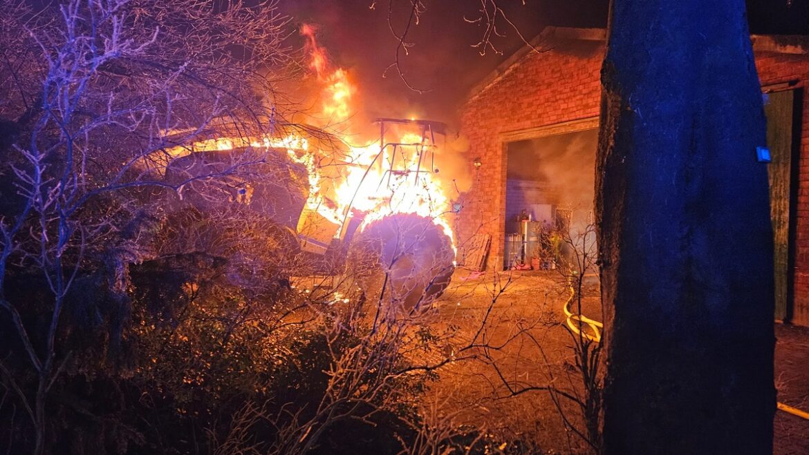 Scheune brennt nieder: Feuerwehr rettet Tiere und hält Schaden in Grenzen!