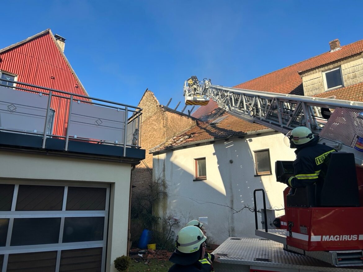 Scheunenbrand in Schönenberg-Kübelberg: Granaten-Alarm für Feuerwehren!