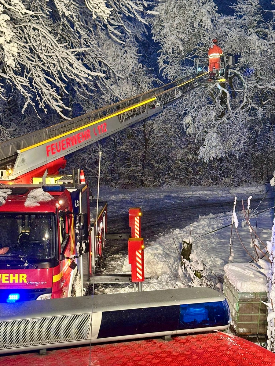 Schneechaos in Sprockhövel: Feuerwehr kämpft gegen umgestürzte Bäume!