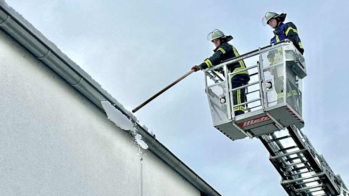 Schneechaos in Waldniel: Feuerwehr entfernt lebensgefährliche Eismassen