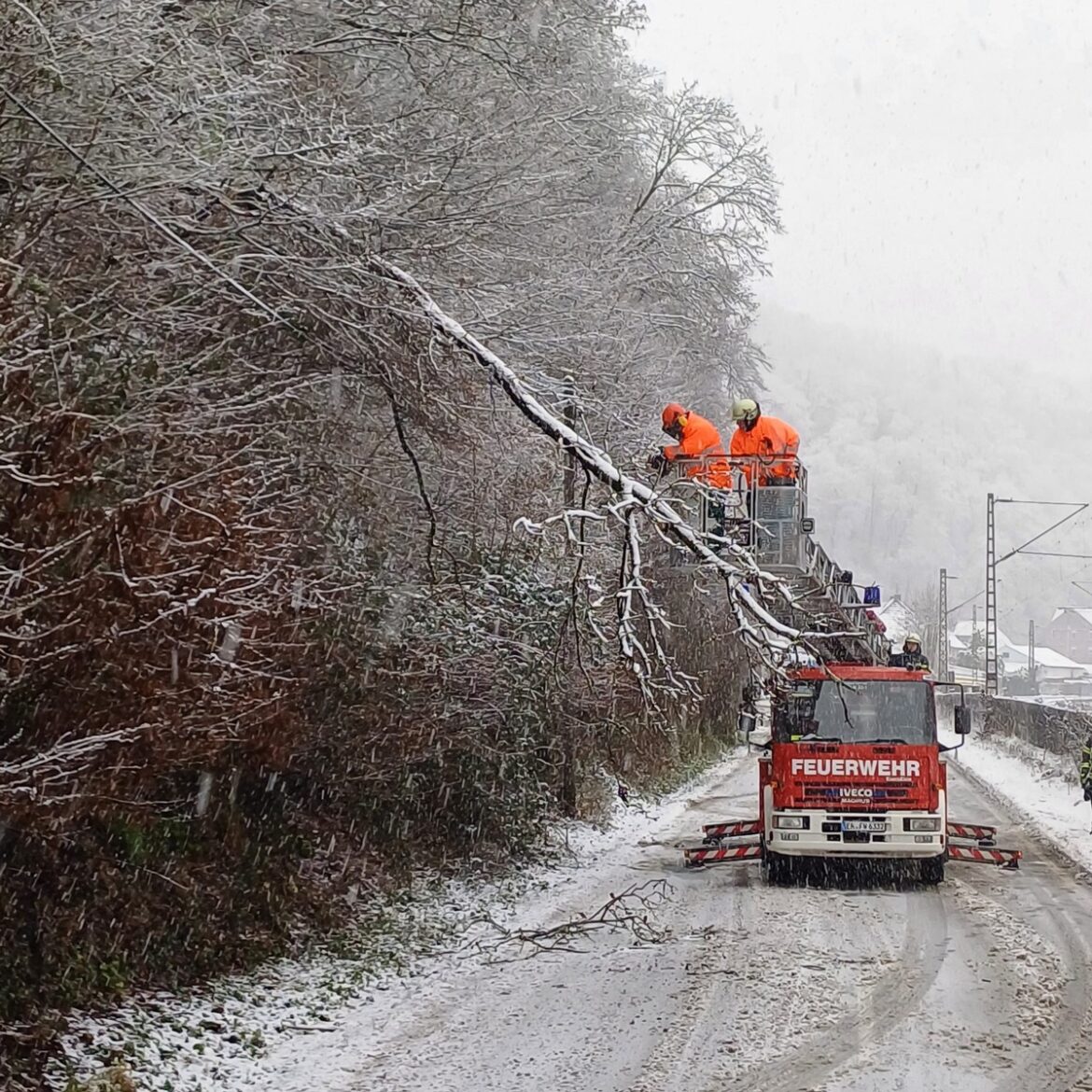 Schneefall sorgt für Ausnahmezustand: Feuerwehr Wetter im Dauereinsatz!