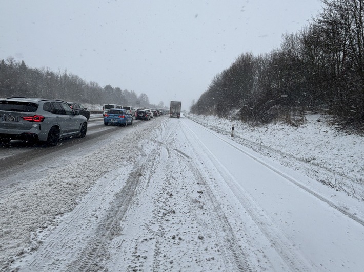 Schneefall sorgt für Chaos: 21 Unfälle auf Thüringens Autobahnen!