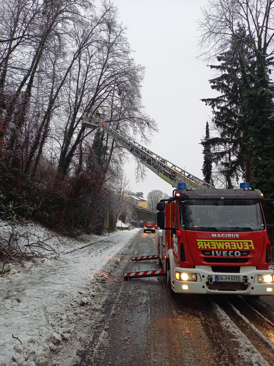 Schneesturm Chaos in Herdecke: Feuerwehr kämpft gegen umgestürzte Bäume!