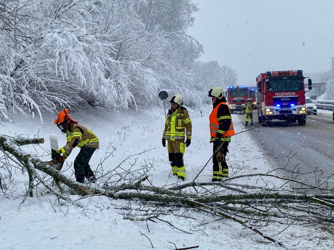 Schneetief  Charly  legt Iserlohn lahm: Feuerwehr im Dauerstress!