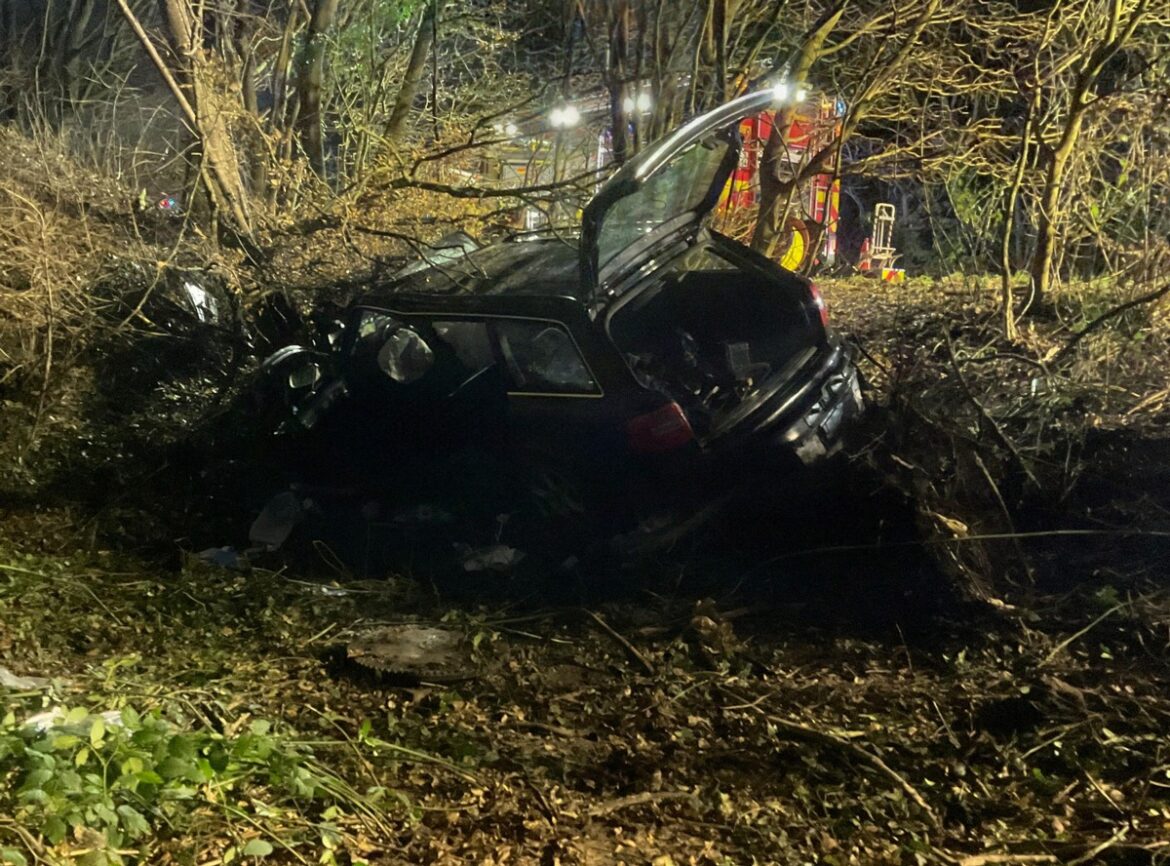 Schock-Unfall in Grevenbroich: Fahrer im Graben eingeklemmt!