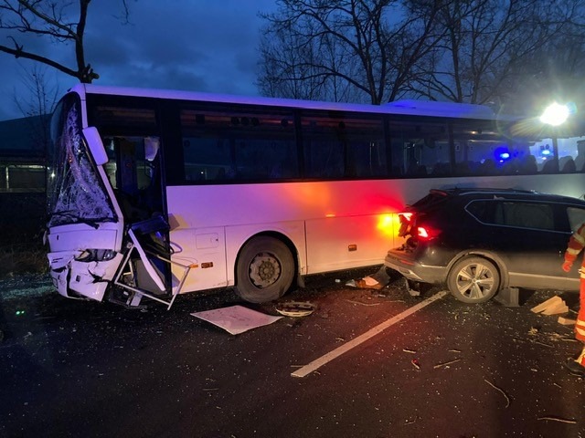 Schock am Morgen: Schulbus und PKW kollidieren – Sechs Kinder verletzt!