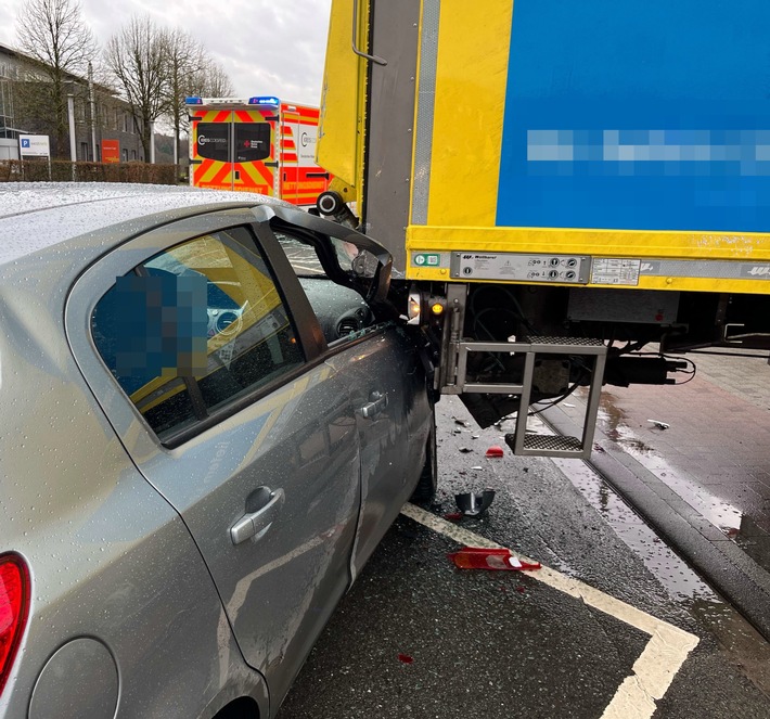 Schock an der Darfelder Straße: Lkw rammt 90-jährige Autofahrerin!