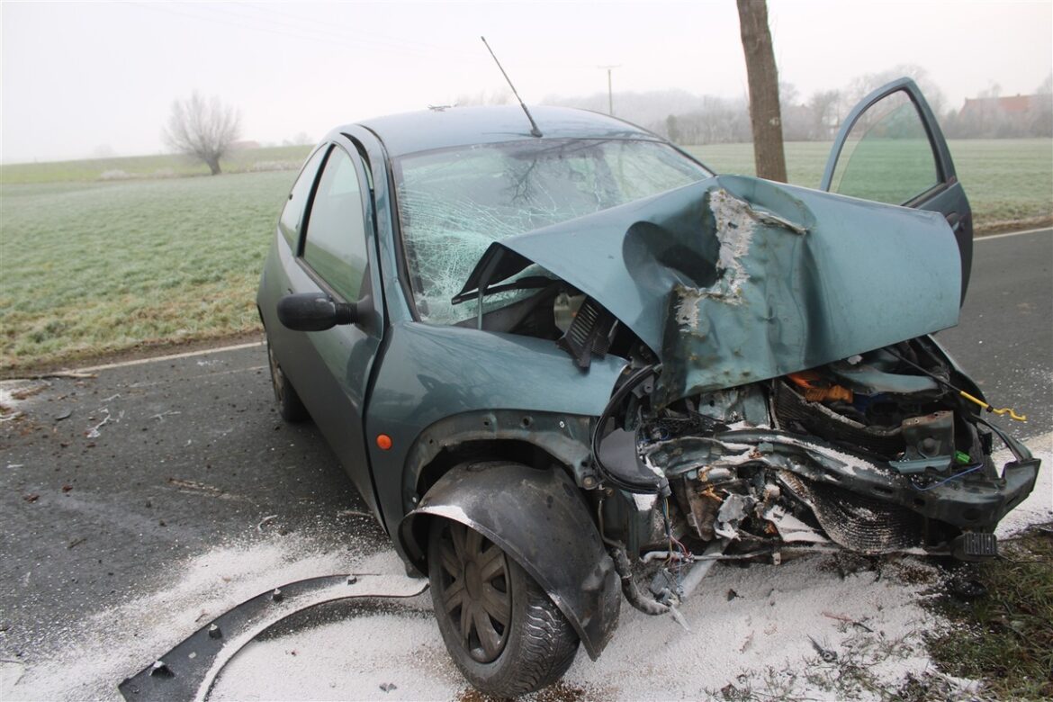 Schock in Bechtrup: 24-Jähriger prallt mit Auto gegen Baum!