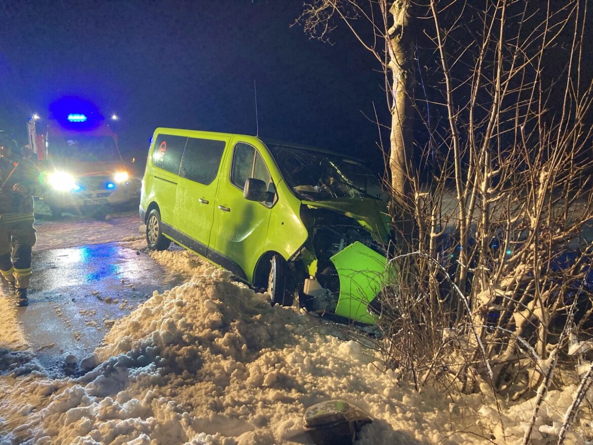 Schock in Büren: Kleinbus verunglückt auf glatter Straße!